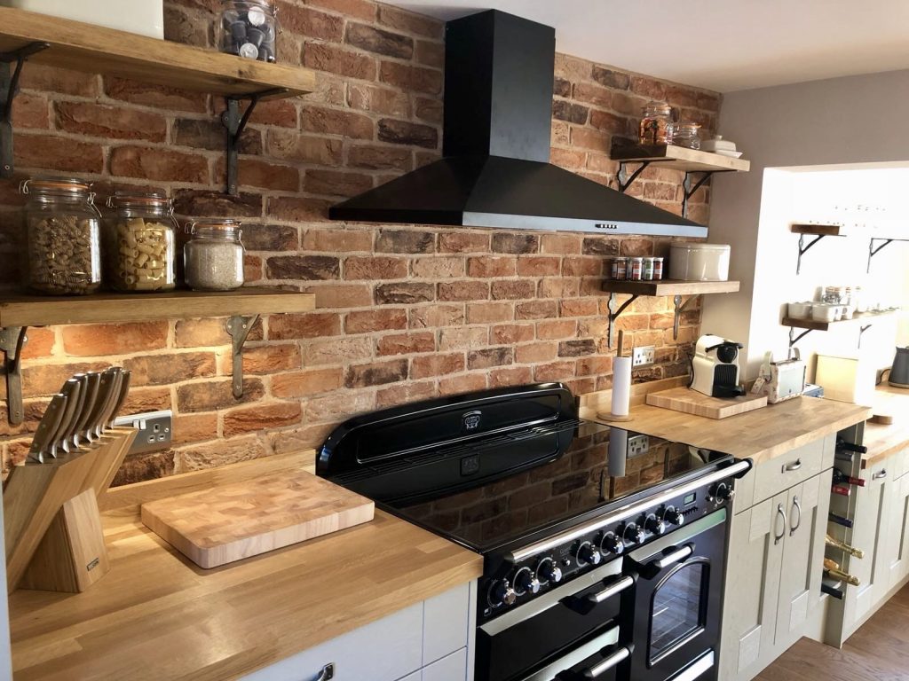 Red-Brick-Slips-As-Kitchen-Spashback